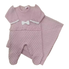 Saída de maternidade Suri, um conjunto rosa com detalhes em laço e textura, composto por um macacão e um cobertor.