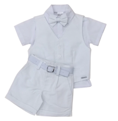 Conjunto Leley: roupa infantil branca com camisa, colete e shorts, acompanhado de gravata borboleta e cinto.