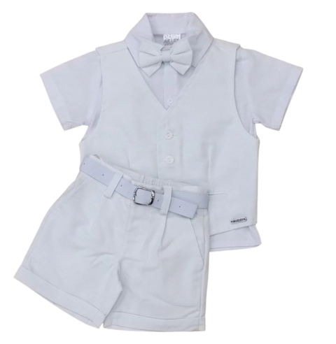 Conjunto Leley: roupa infantil branca com camisa, colete e shorts, acompanhado de gravata borboleta e cinto.