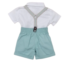 Conjunto Leley 0086 com camisa branca e bermuda verde, visto pela parte de trás, com suspensórios.