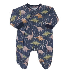 Macacão infantil com estampa de dinossauros em fundo azul escuro.