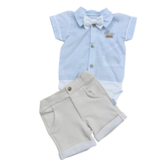 Conjunto Baby composto por um Body azul clara com gravata borboleta e um short bege.