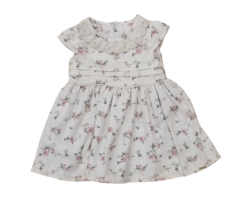 Vestido infantil Branco com estampa de flores em tons de rosa e detalhe em babado no decote.