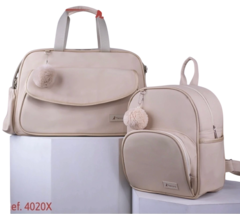 Conjunto de bolsa e mochila na cor creme, com pompom decorativo. A bolsa possui alças e um compartimento frontal, enquanto a mochila tem um design compacto e prático.