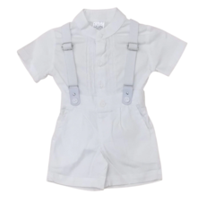 Conjunto Leley de roupa infantil, cor branca, com suspensórios e detalhes em botões.