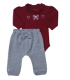 Conjunto Anjos baby com body vermelho e calça cinza, decorado com laço e detalhes brilhantes.