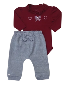 Conjunto Anjos baby com body vermelho e calça cinza, decorado com laço e detalhes brilhantes.