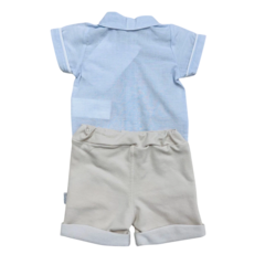 Conjunto Baby Paraiso com Body azul claro e shorts bege, visto de trás.