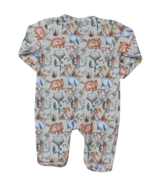 Macacão infantil com estampa de dinossauros em tons suaves, ideal para bebês.