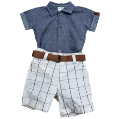 Conjunto Baby com Body cinza e shorts marfimquadriculados, acompanhado de um cinto marrom.