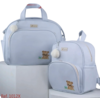 Conjunto de bolsas infantis em tom azul claro, com bordado de um filhote de animal e pompons decorativos.