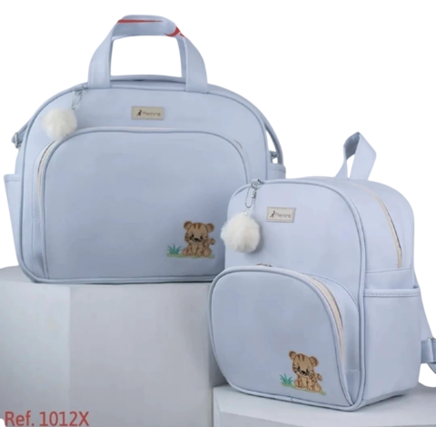 Conjunto de bolsas infantis em tom azul claro, com bordado de um filhote de animal e pompons decorativos.