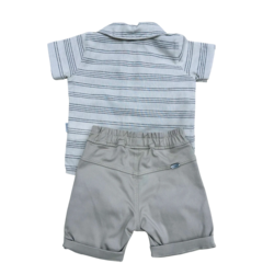 Conjunto infantil com camisa listrada e shorts bege.
