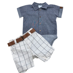 Conjunto Baby Paraiso com camisa cinza e bermuda marfim com estampa quadriculada.