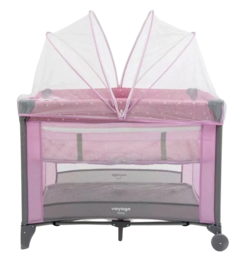 Berço portátil Sleep com mosquiteiro de proteção em rosa e estrutura em cinza.
