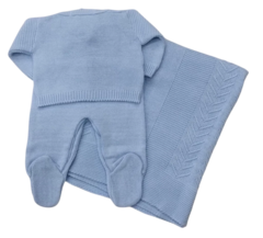 Conjunto de saída maternidade Enrico na cor azul, incluindo macacão, casaquinho e manta.