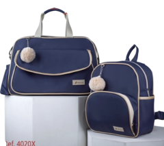Conjunto de bolsa azul e mochila com detalhes em bege, com pompons decorativos.