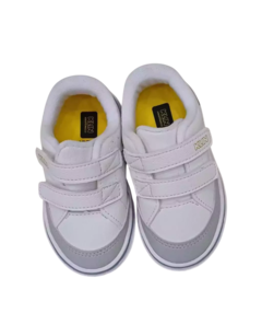 Imagem dos tênis Klin Freestyle Baby, brancos com detalhes cinzas e fecho em velcro.
