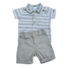 Conjunto Paraiso composto por uma camiseta listrada em tons de cinza e um short bege.