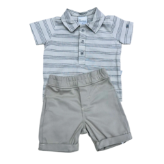 Conjunto Paraiso composto por uma camiseta listrada em tons de cinza e um short bege.