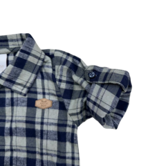 Body Anjos Baby, camisa xadrez para bebê com detalhes em azul e cinza