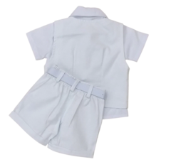Conjunto Leley de roupas infantis composto por uma camisa branca e um short branco com cinto.