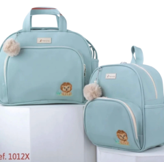 Conjunto de bolsas em tom azul claro com estampa de leão e pompom, apresentando um design moderno e divertido.