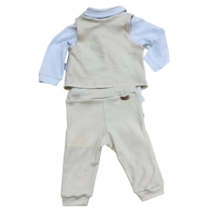 Conjunto Baby Paraíso composto por uma body de manga longa branca e um colete bege, acompanhado de calças.
