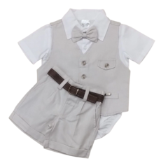 Conjunto Leley 0089 infantil, composto por body branco, colete palha e bermuda palha com cinto marrom.