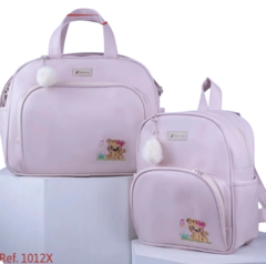 Conjunto de bolsas em tom rosa claro, incluindo uma bolsa maior e uma mochila menor, ambas com um bordado de um animal fofo e detalhes em pompom.