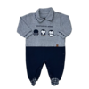 Macacão infantil com estampa de pinguins, parte superior cinza e inferior azul marinho, com detalhes em xadrez.