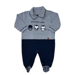 Macacão infantil com estampa de pinguins, parte superior cinza e inferior azul marinho, com detalhes em xadrez.