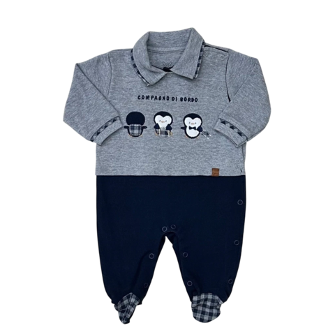 Macacão infantil com estampa de pinguins, parte superior cinza e inferior azul marinho, com detalhes em xadrez.