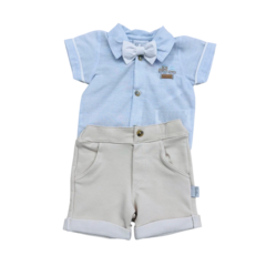 Conjunto Baby composto por um Body azul claro com laço e bermuda bege.