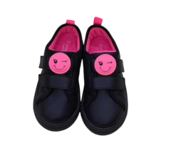 Tênis Pampili preto com detalhes em pink neon, ideal para meninas, com fecho de velcro e enfeite de rosto sorridente.