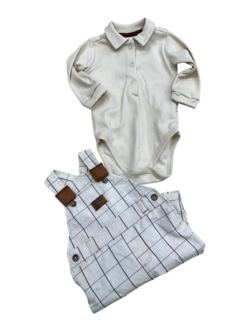 Conjunto de macacão longo Paraiso com duas peças: body de manga longa na cor creme e macacão com estampa quadriculada.