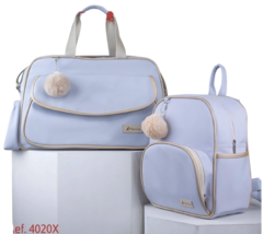 Conjunto de bolsa e mochila na cor azul claro com detalhes em bege, decorados com pompons.