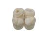Sapatinho de bebê de cor creme com detalhes de pompons brancos.