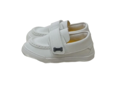 Sapato Klin branco com fecho em velcro, ideal para crianças.