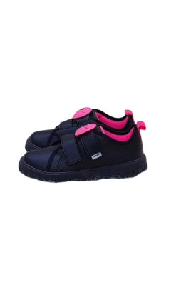 tênis Pampili preto com detalhes em pink neon, ideal para meninas. excelente proposta para volta as aulas