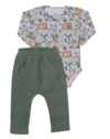 Conjunto infantil composto por uma blusa estampada com animais e calça verde para bebê.