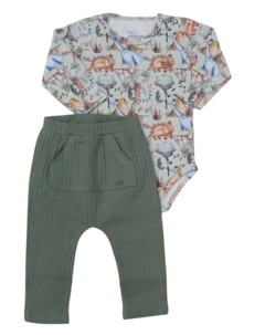 Conjunto infantil composto por uma blusa estampada com animais e calça verde para bebê.