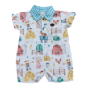 Macacão infantil Anjos Baby com estampa de fazenda, apresentando elementos como espantalhos, galinhas e celeiros.