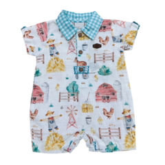 Macacão infantil Anjos Baby com estampa de fazenda, apresentando elementos como espantalhos, galinhas e celeiros.