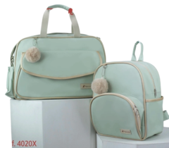 Conjunto de bolsa G e mochila na cor verde menta, exibindo detalhes como pompons e zíperes.