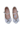 Sapato Pampili branco com detalhe de laço e strass na frente.