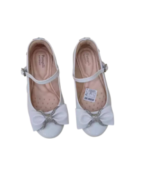 Sapato Pampili branco com detalhe de laço e strass na frente.