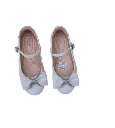 Sapato Pampili branco com detalhe de laço e strass na frente.