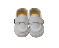Par de sapatos brancos Klin com fecho em velcro.