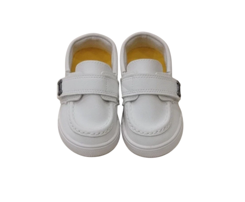 Par de sapatos brancos Klin com fecho em velcro.